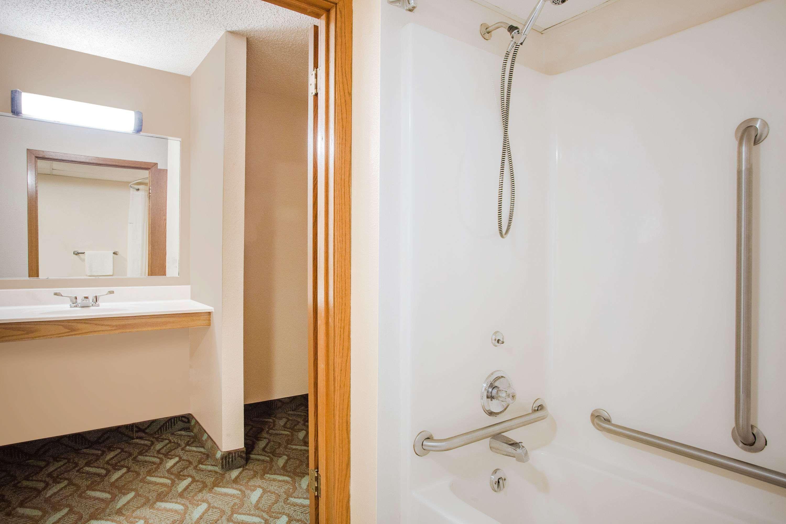 Super 8 By Wyndham Monroe Wi Hotel Ngoại thất bức ảnh